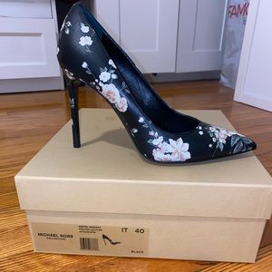 Never worn black pointed toe shoe